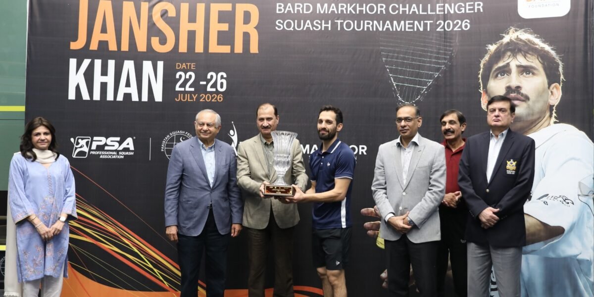 Nasir Iqbal receives the winning prize from the legend Jansher Khan