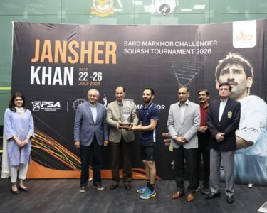 Nasir Iqbal receives the winning prize from the legend Jansher Khan