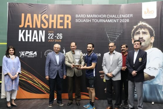 Nasir Iqbal receives the winning prize from the legend Jansher Khan