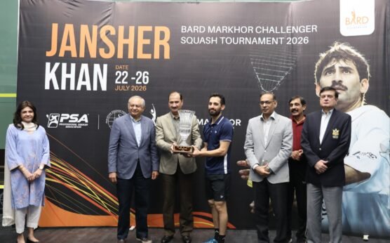 Nasir Iqbal receives the winning prize from the legend Jansher Khan
