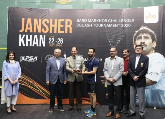 Nasir Iqbal receives the winning prize from the legend Jansher Khan